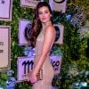 Camila Queiroz escolheu longo nude com brilho dourado da Rosa Chá para o tapete vermelho e complementou o look com acessórios dourados
