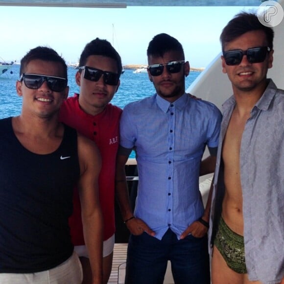 Neymar com os amigos durante passeio de iate pelo mar de Ibiza