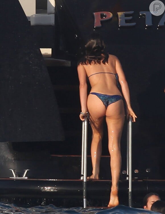 Bruna Marquezine exibe boa forma durante passeio de barco no mar de Ibiza com Neymar