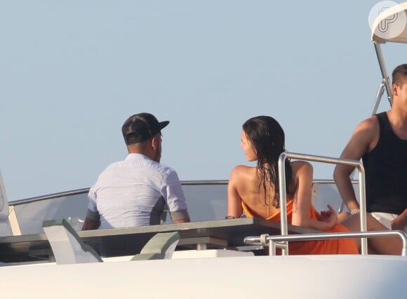 Neymar e Bruna Marquezine relaxam durante passeio de barco em Ibiza, na Espanha