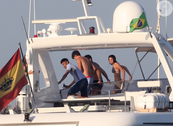 Neymar e Bruna Marquezine se divertem com amigos em passeio de barco pelo mar de Ibiza, na Espanha