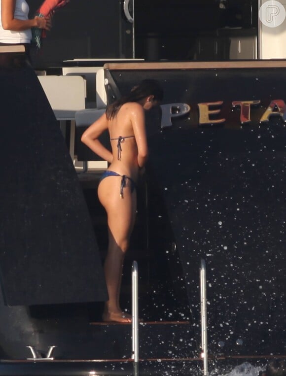Bruna Marquezine, de férias da TV, curte férias em Ibiza com Neymar