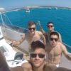 Neymar com amigos durante passeio pelo mar de Ibiza