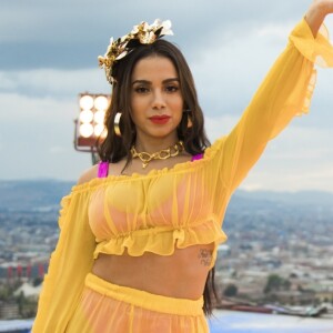 Anitta explica inspiração para o clipe 'Medicina': 'Foi gravado com crianças ao redor do mundo e de diversas culturas e etnias. Ele é cheio de cores e vida. Quis mostrar que a música cura, ela é universal, para todas as classes e idades'