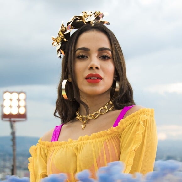 Anitta explica a ideia do clipe da música 'Medicina': 'Quis fazer um clipe ao redor do mundo inteiro. Optei por colocar crianças porque elas são o futuro do nosso planeta e também porque eu terei um desenho animado que estreará em outubro com músicas educativas'