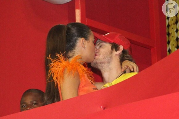 Isis Valverde e Tom Rezende beijam muito durante Carnaval em Salvador, na Bahia, em 7 de fevereiro de 2013