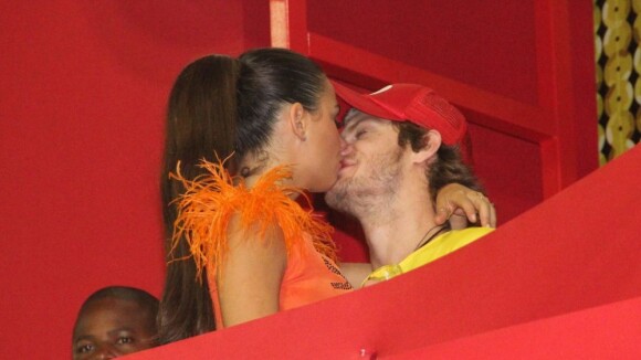 Isis Valverde curte o Carnaval de Salvador aos beijos com Tom Rezende