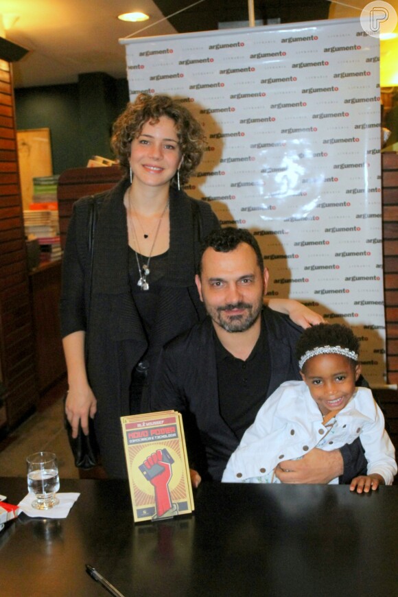 Leandra Leal e o marido, Alê Youssef, comemoram em abril os dois anos de adoção da filha, Júlia