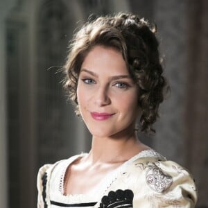 Charlotte (Isabella Santoni) assume culpa pela explosão na fábrica de tecidos e é presa na novela 'Orgulho e Paixão'