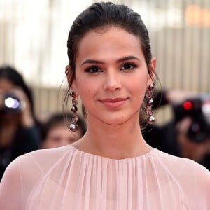 'Quando mais jovem eu tinha muito de não aceitar qualquer modelagem, dizia que só ficava bom se fosse acinturado, se diminuísse o quadril', disse Bruna Marquezine