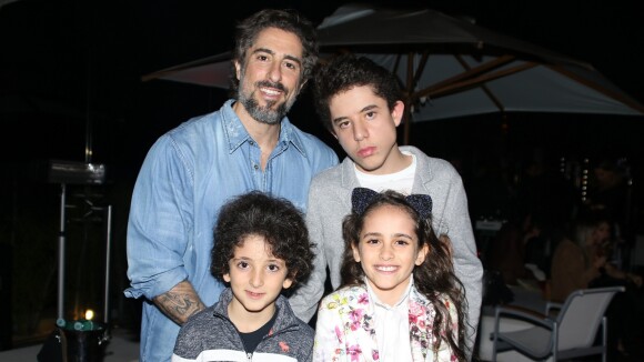 Marcos Mion mostra filhos Romeo, Donatella e Stefano em piscina: 'Foto de pai'