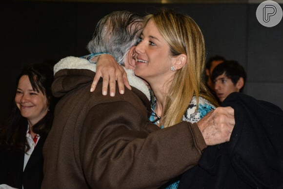 Ticiane Pinheiro deu um abraço forte no pai
