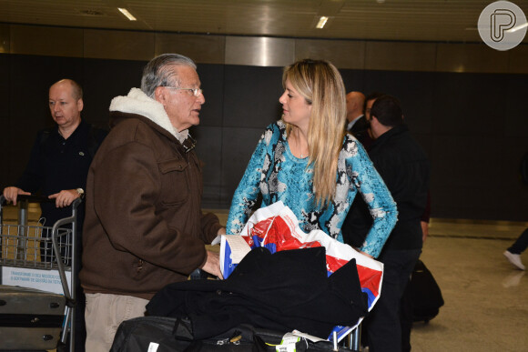Ticiane Pinheiro foi recebida pelo pai, Fernando Pinheiro, no aeroporto