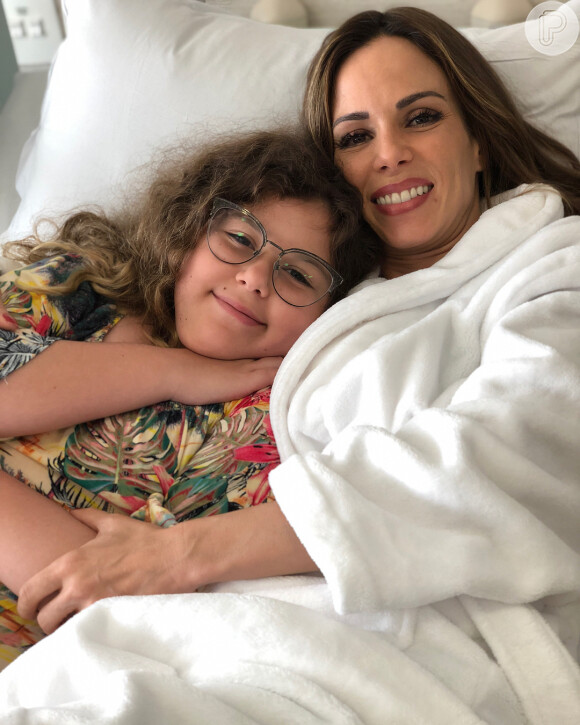 Ana Furtado teve companhia da filha, Isabella, em sessão de quimioterapia na segunda-feira, 23 de julho de 2018