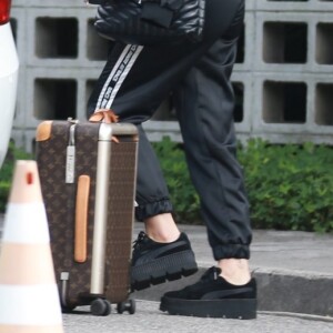 O tênis preto creeper completou o ar esportivo do look de Bruna Marquezine