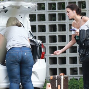 Bruna Marquezine desembarcou no Rio de Janeiro nesta terça-feira (24)