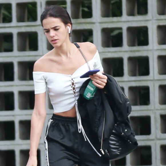 O cropped com amarração frontal deu um ar romântico à produção
