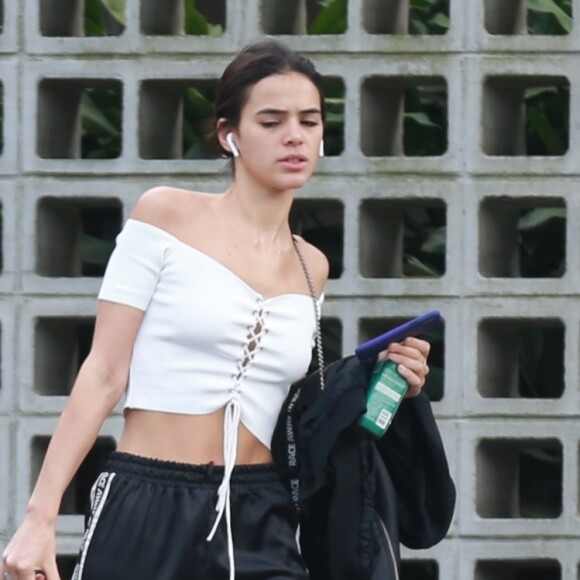 A calça tracker deu um ar despojado e sporty à produção de Bruna Marquezine