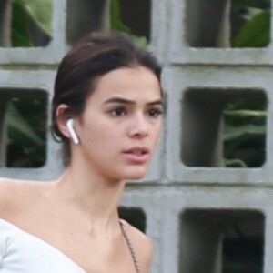 Bruna Marquezine desembarcou no Rio com look que aliou estilo e conforto