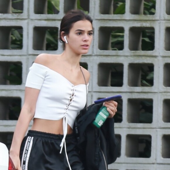 Bruna Marquezine desembarcou no Rio com look que aliou estilo e conforto