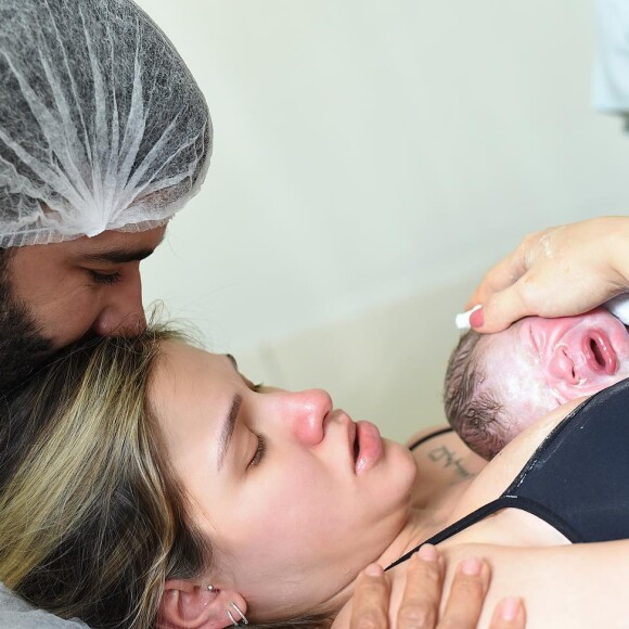 Andressa Suita mostra rosto do segundo filho, Samuel, em foto do parto