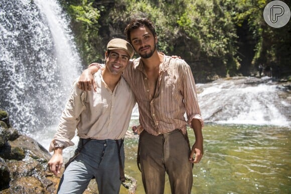 Juliano Laham acredita que Ernesto (Rodrigo Simas), irmão de Luccino, não vai desprezá-lo ao descobrir sua homossexualidade na novela 'Orgulho e Paixão'