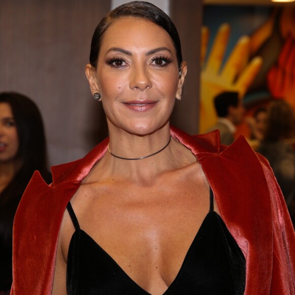 Fabiula Nascimento usou blazer Skazi, na cor terra, de R$ 647