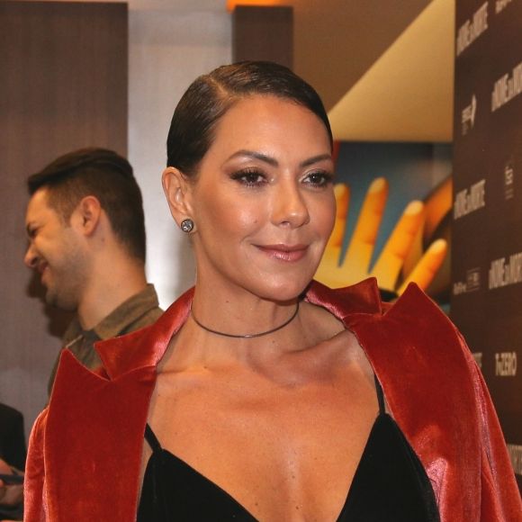 Fabiula Nascimento completou produção com coque baixo com visual molhado, tendência conhecida como wet hair