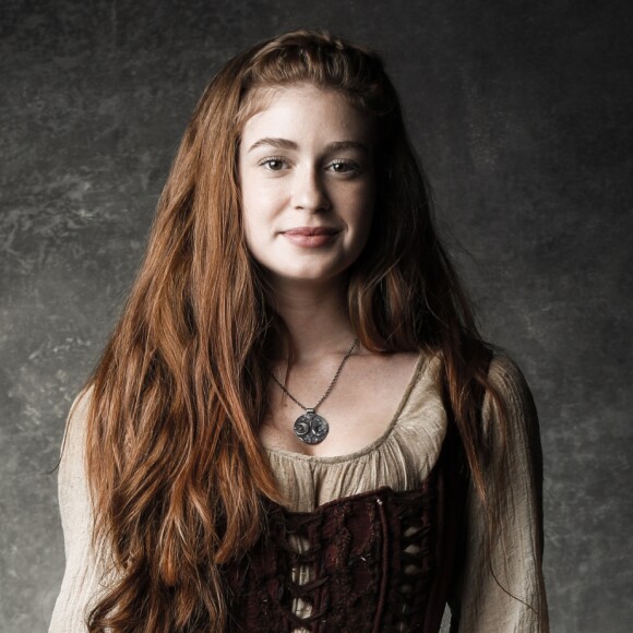 Amália (Marina Ruy Barbosa) questiona a mãe, Constância (Débora Oliveira), na novela 'Deus Salve o Rei': 'A senhora acha que a filha da Brice (Bia Arantes) pode ser do meu pai?'