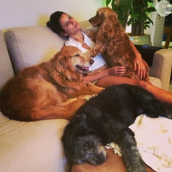 Cidia mora no Rio de Janeiro com o marido e 3 cachorras: Luna (Golden), Sol (Cocker) e Safira (Vira Lata) e 6 calopsitas