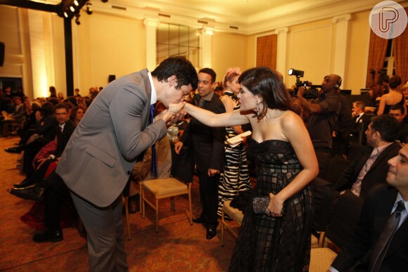 Mateus Solano beija mão de Vanessa Giácomo durante premiação
