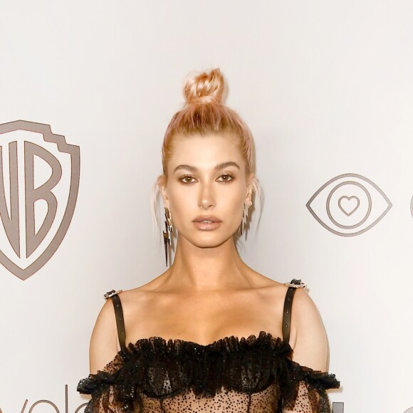O estilo de Hailey Baldwin: com vestido transparente em evento de uma TV americana