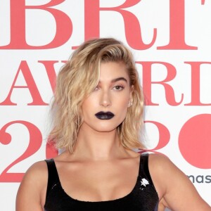 No Brit Awards a modelo usou um vestido longo em paetês e batom preto