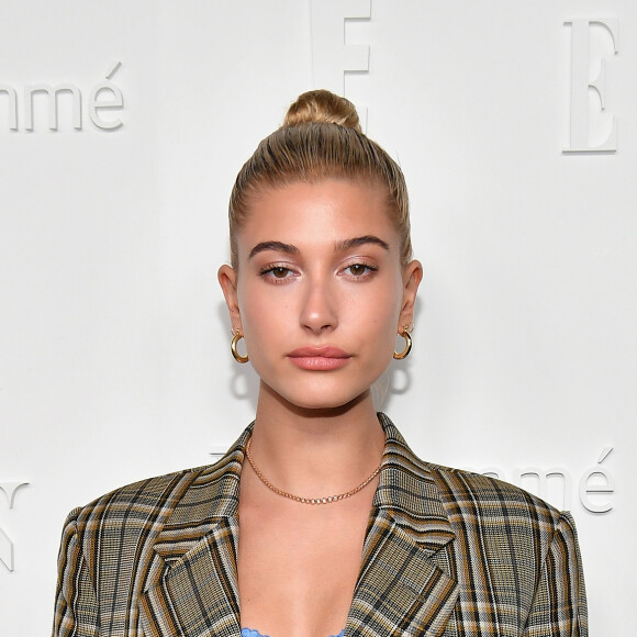 Hailey Baldwin com terno xadrez e lingerie à mostra, revelando sua veia fashionista
