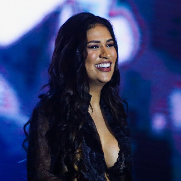 Simone, da dupla com Simaria, foi cnvidada para ser madrinha da jornalista Fabíola Gadelha