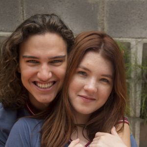 Tito (Tom Karabachian) e Flora (Jeniffer Oliveira) são questionados pelos amigos a respeito do namoro deles, no capítulo de segunda-feira, 6 de agosto de 2018, da novela 'Malhação: Vidas Brasileiras'