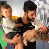 Gusttavo Lima compartilhou momento fofo com os dois filhos, Gabriel e Samuel, em seu perfil no Instagram. 'Pai de 2', escreveu o cantor sertanejo