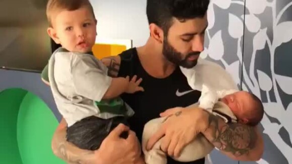 Gusttavo Lima compartilhou momento fofo com os dois filhos, Gabriel e Samuel, em seu perfil no Instagram. 'Pai de 2', escreveu o cantor sertanejo
