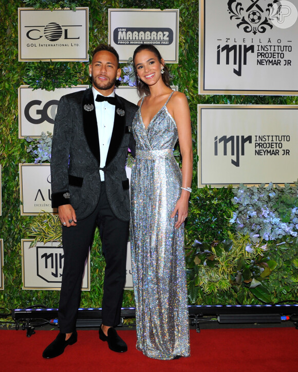 'Lá vamos nós casar mais um', escreveu Neymar ao mostrar look de Bruna Marquezine antes de casamento