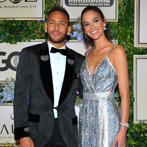 'Lá vamos nós casar mais um', escreveu Neymar ao mostrar look de Bruna Marquezine antes de casamento