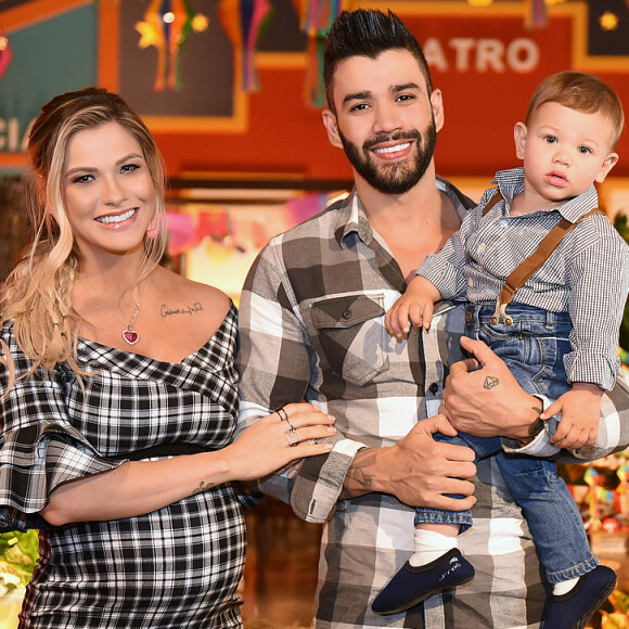 'Gente, que carro lindo, filho! Você vai passear? Aonde você vai, filho? Não deixe a mamãe não?', brincou Andressa Suita com o filho Gabriel