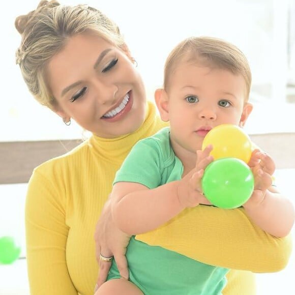 Andressa Suita mostrou o filho Gabriel brincando com um carrinho elétrico