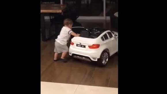 Andressa Suita mostrou o filho Gabriel brincando em seu carrinho elétrico, uma miniatura da BMW X6