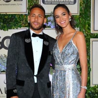 Neymar canta e faz declaração em avião no aniversário de Bruna Marquezine