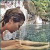 Guilhermina Guinle mergulha em piscina de água termal no Japão
