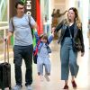 Gabriel Braga Nunes e a mulher divertem a filha em aeroporto