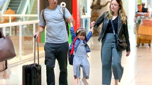 Gabriel Braga Nunes e a mulher divertem a filha, Maria, de 4 anos, em aeroporto