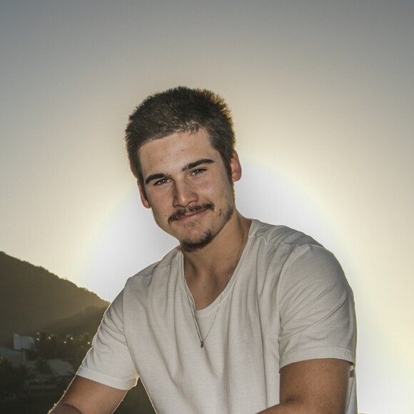 Samuca (Nicolas Prattes) toca Marocas (Juliana Paiva) no rosto após lhe pedir desculpas pelo beijo, nos próximos capítulos da novela 'O Tempo Não Para'