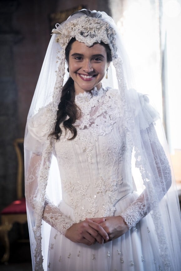 Juliana Paiva surge de noiva no primeiro capítulo da novela 'O Tempo Não Para', nesta terça-feira, 31 de julho de 2018