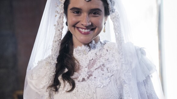 Recatado e barroco: o vestido de noiva de Juliana Paiva em 'O Tempo Não Para'
